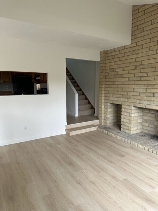 Building Photo - Beautiful Townhome