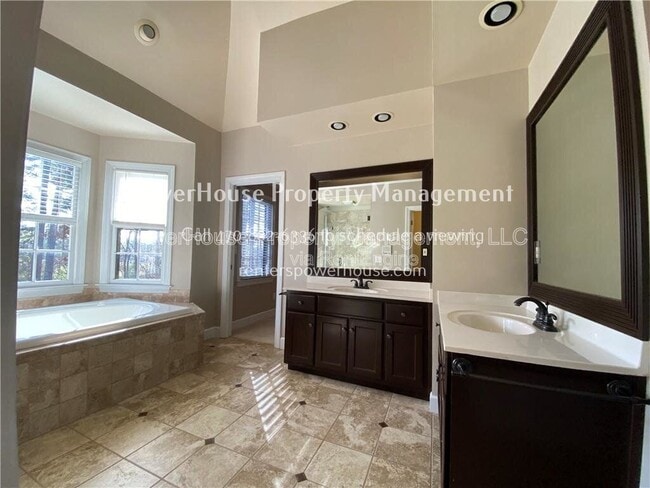 Building Photo - 5190 Southlake Dr