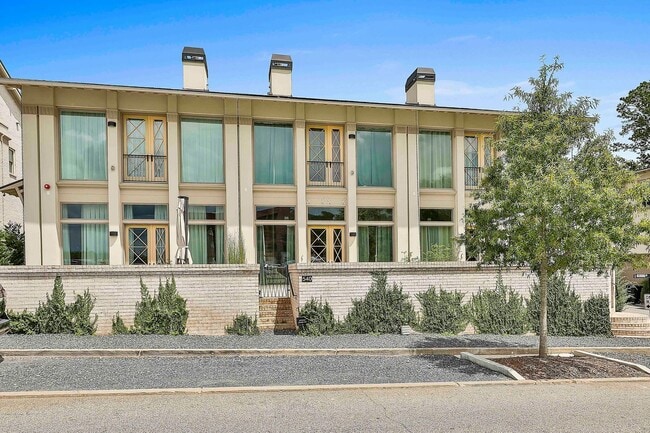 Building Photo - Contemporary 3-Bedroom Trilith Home with T...