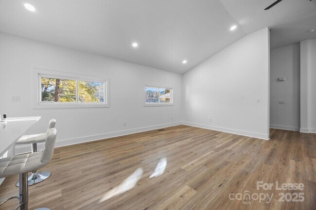 Building Photo - 8625 Cedarbrook Dr