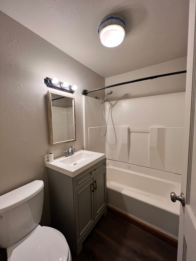 Building Photo - Country Living Close to Town!