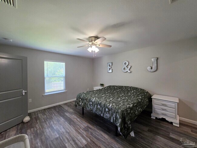 Building Photo - 5565 Riviera Dr