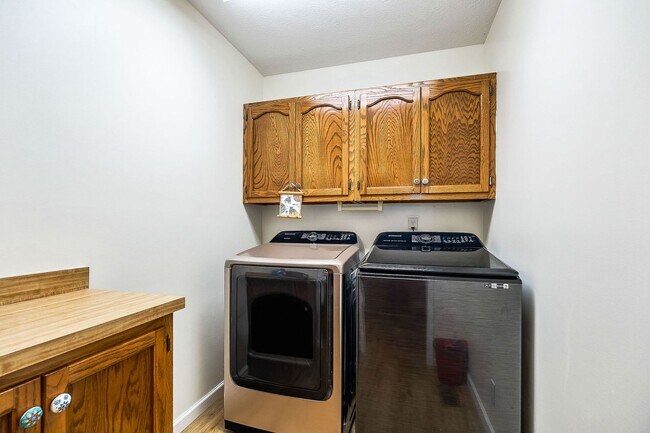 Building Photo - Spacious rental in desirable neighborhood ...