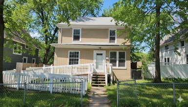 Building Photo - Come home to this great single family home with tons of charm and a beautiful yard