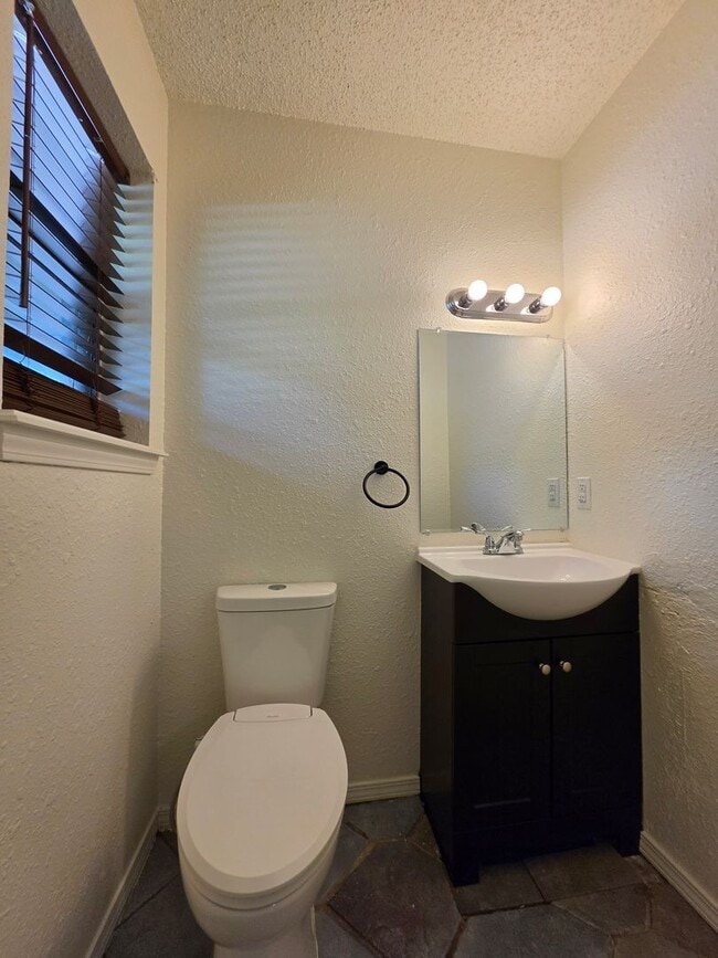 Building Photo - 3 bedroom home in Tecumseh!