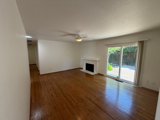 Building Photo - 3 Bedroom | 2 Bathroom | Single Family Home