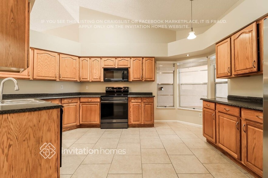 Building Photo - 3700 Montclair Dr