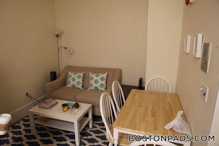 Building Photo - 879 Beacon St