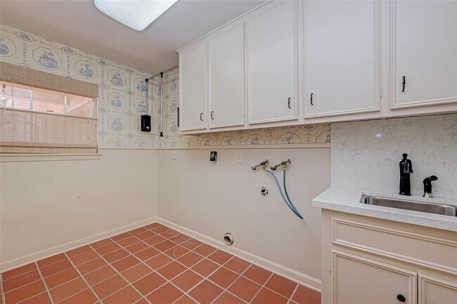 Building Photo - 12419 Huntingwick Dr