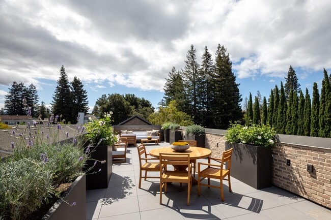 Building Photo - 160 Waverley St