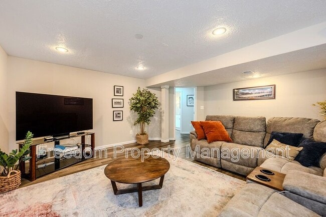 Building Photo - 9564 Basilwood Dr