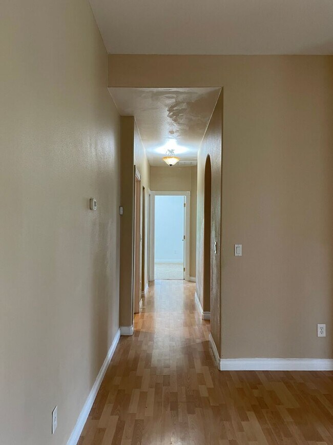 Building Photo - Beautiful 3 Bedroom Single Family Home With 2 Car Garage!