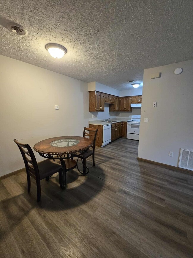 Building Photo - 115 Holly Dr