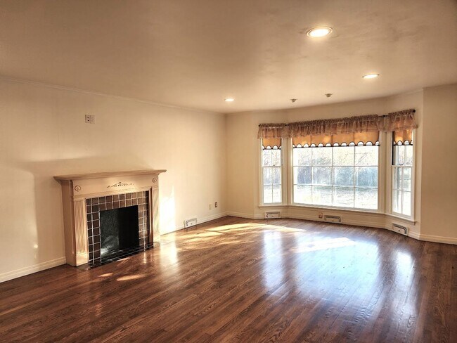 Building Photo - 2 Bed 1.5 Bath 1 Car Garage in the GRADY MUSGRAVE LAKESIDE Addition