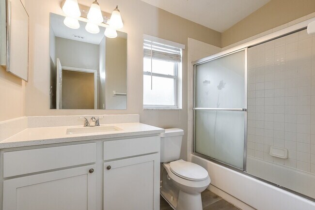 Building Photo - 1912 Windsor Oak Dr