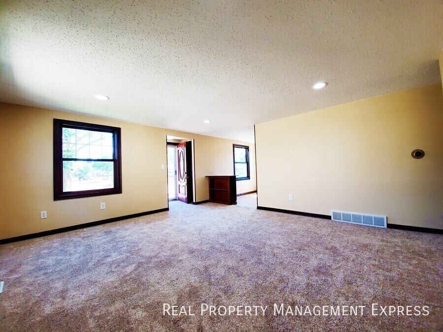 Building Photo - 4 Bed 2 Bath Home with Fenced Yard