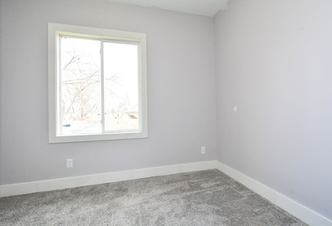 Building Photo - 294 Winifred St E