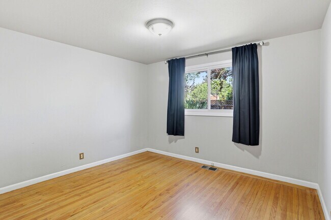 Building Photo - 933 Barstow Ct