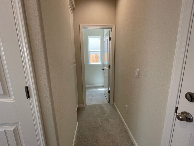 Building Photo - Newer Florsheim Home