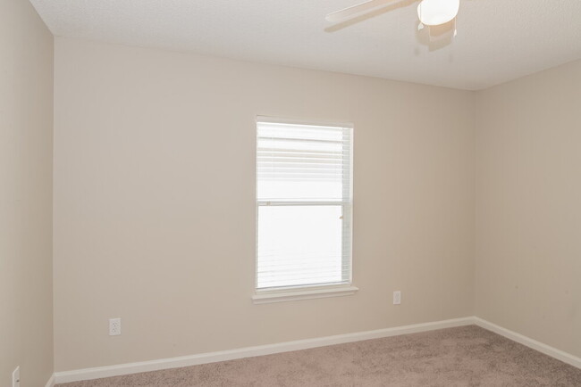 Building Photo - 878 S Lilac Loop