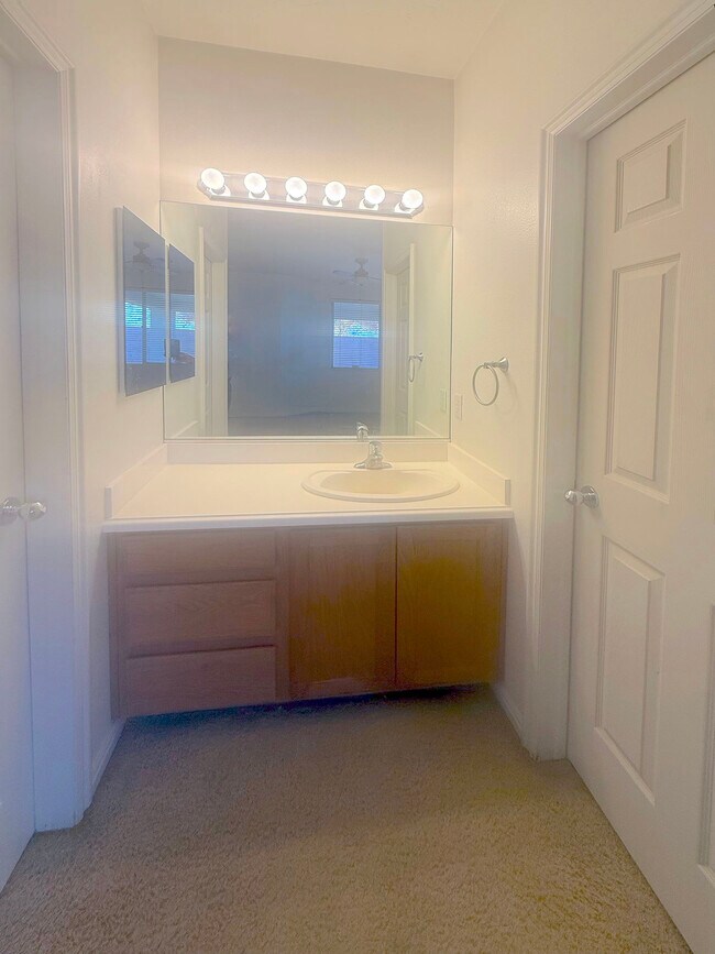 Building Photo - 934 N Slow Creek Ln