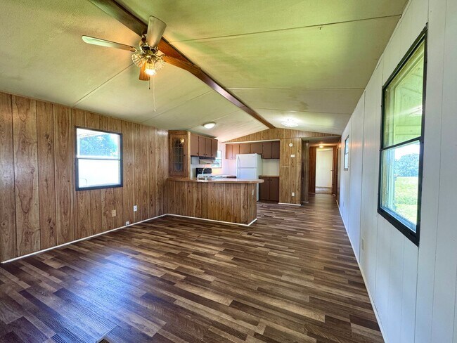Building Photo - 225 Community Dr