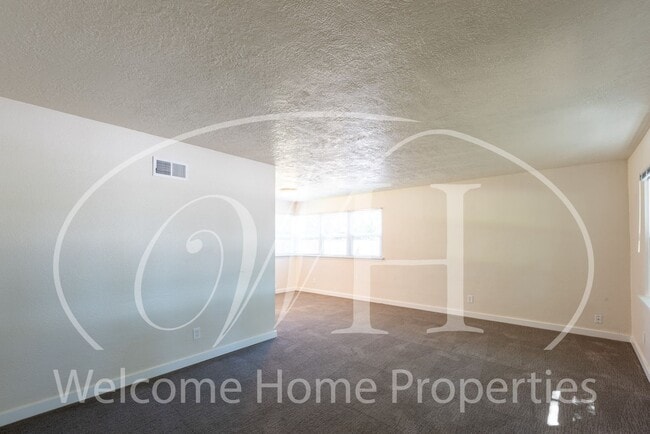 Building Photo - Remodeled Single-Family Home Close to Whitman College