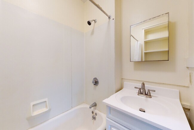 Building Photo - 34 Crescent 6 Crescent