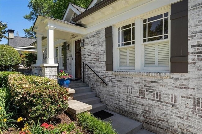 Building Photo - 663 Yorkshire Rd NE