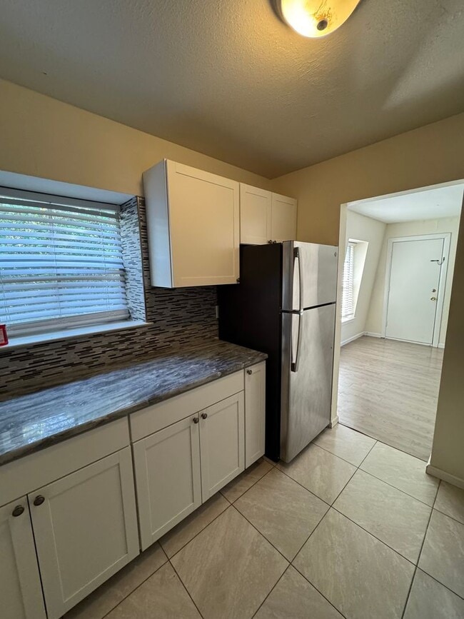 Building Photo - Spacious & Stylish Condo in Chateau DeVille – A Rare Find!