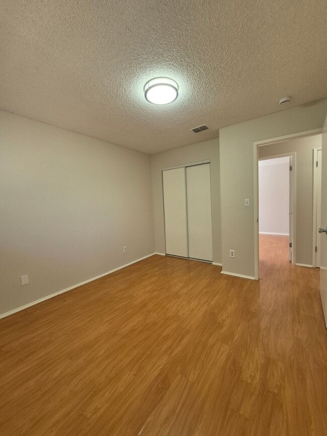 Building Photo - 7520 Blackthorne Way