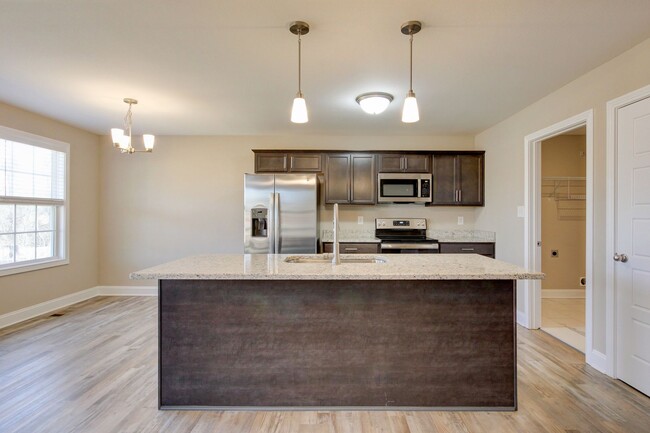 Building Photo - Fresh and Clean 3 bed 2 bath.  Sweet layout!