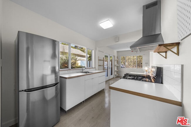 Building Photo - 953 N Hoover St