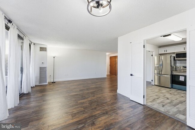 Building Photo - 250 S Reynolds St