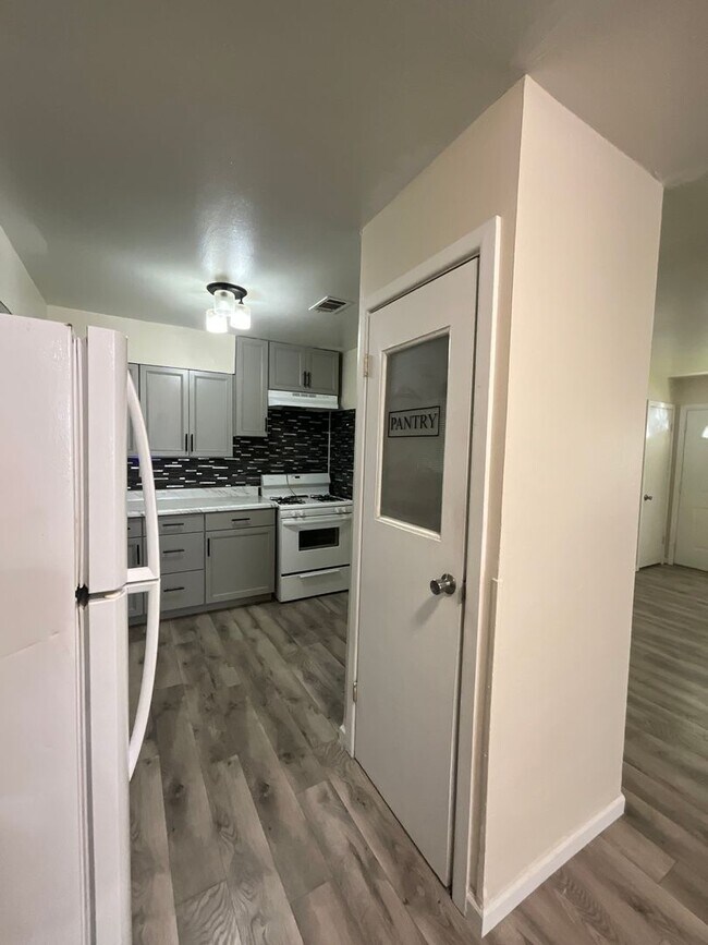 Building Photo - 1314 Oak Dr