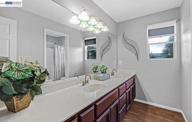Building Photo - 828 Hollowbrook Dr