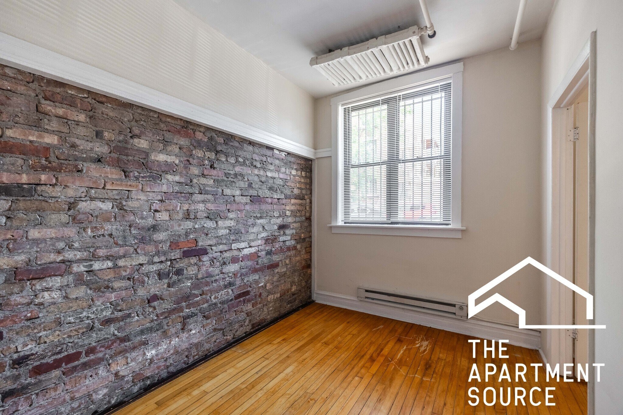Building Photo - 947 W Cornelia Ave