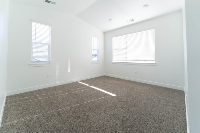 Building Photo - 463 W 60 S