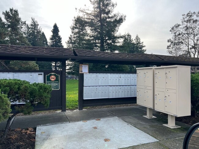 Building Photo - Redwood Park Estates Condo.  Available NOW!