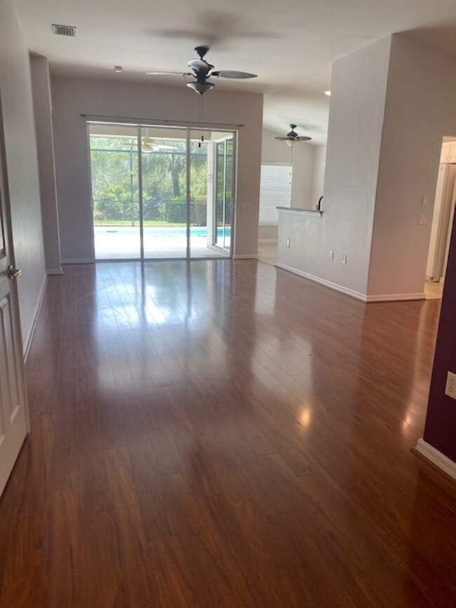 Building Photo - 3 bedroom 2 bath pool home in Colonial Cou...