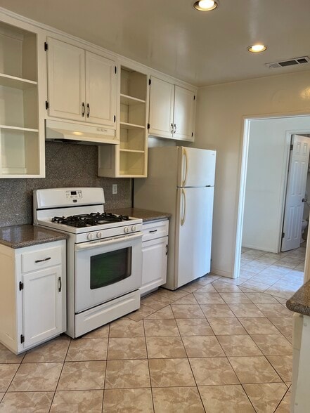 Kitchen - 4074 Rosabell St