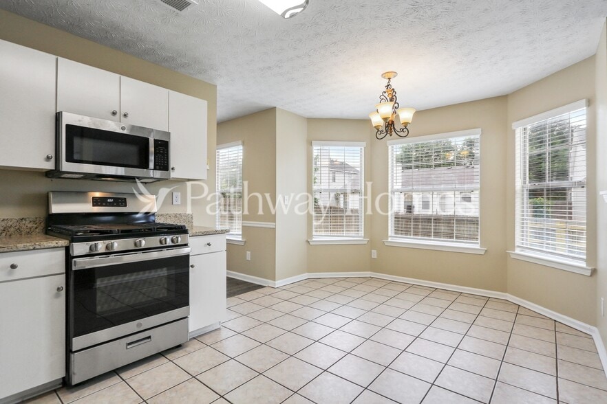 Building Photo - 615 Gardinia Dr