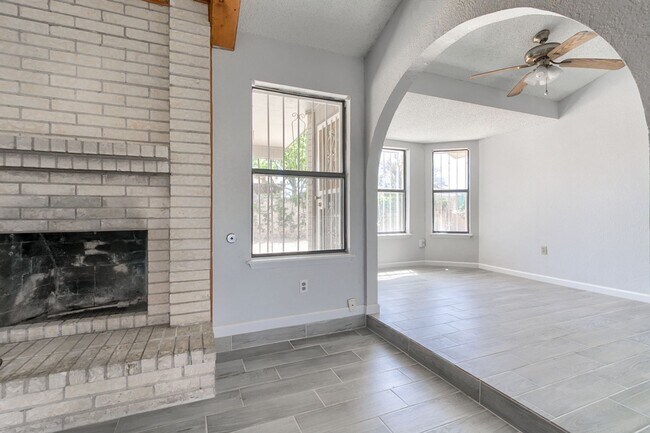 Building Photo - Spacious family home in a great neighborhood