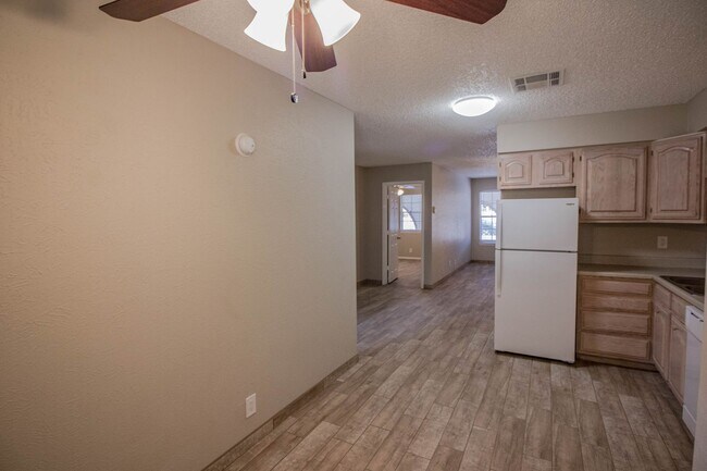 Building Photo - 203 N Scenic Dr