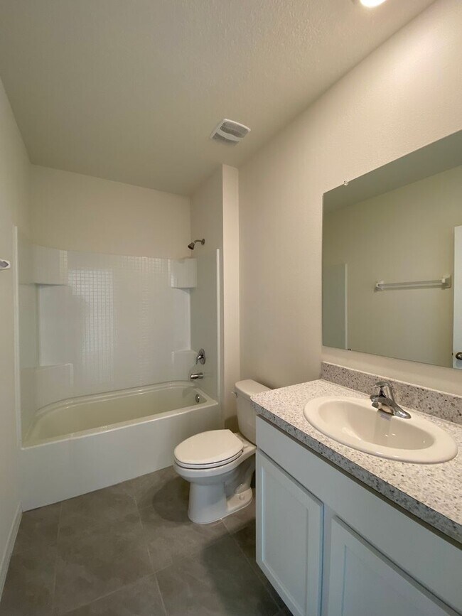 Building Photo - Lake Diamond-North - 4/2/2 *Available Now*...
