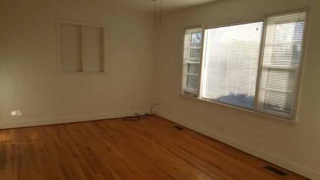 Building Photo - One Level House off Old Forest Road