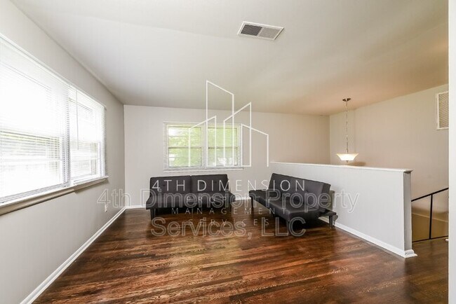 Building Photo - 1321 W Sedgefield Dr