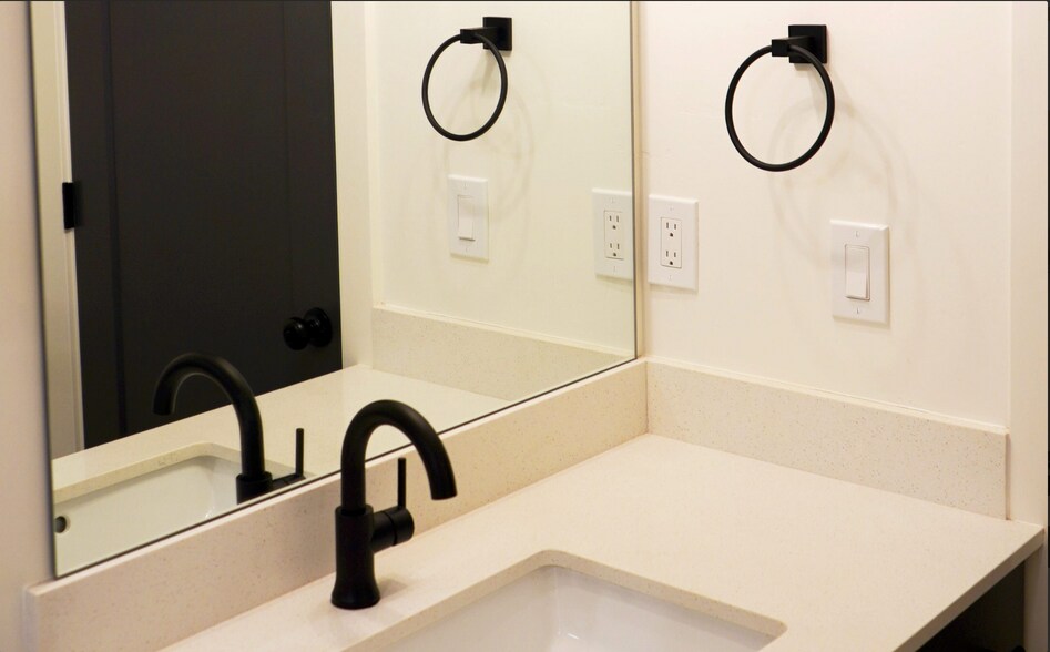 Building Photo - 2061 S Main St