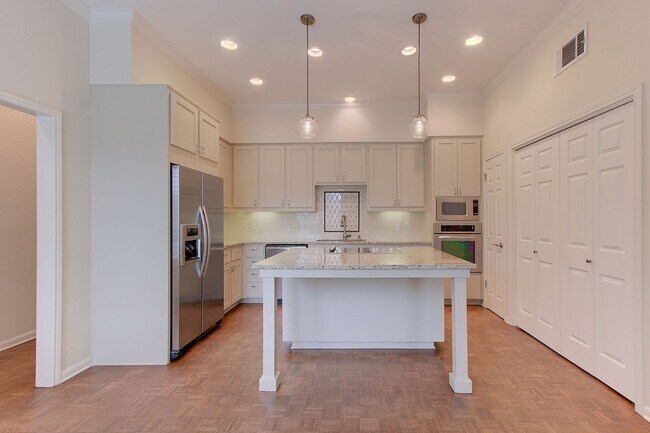 Building Photo - Rare 3 BR / 2.5 BA /  2 Car Garage Westlak...