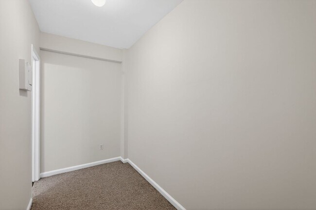 Building Photo - Sunlit Studio Steps from Cleveland Park Metro